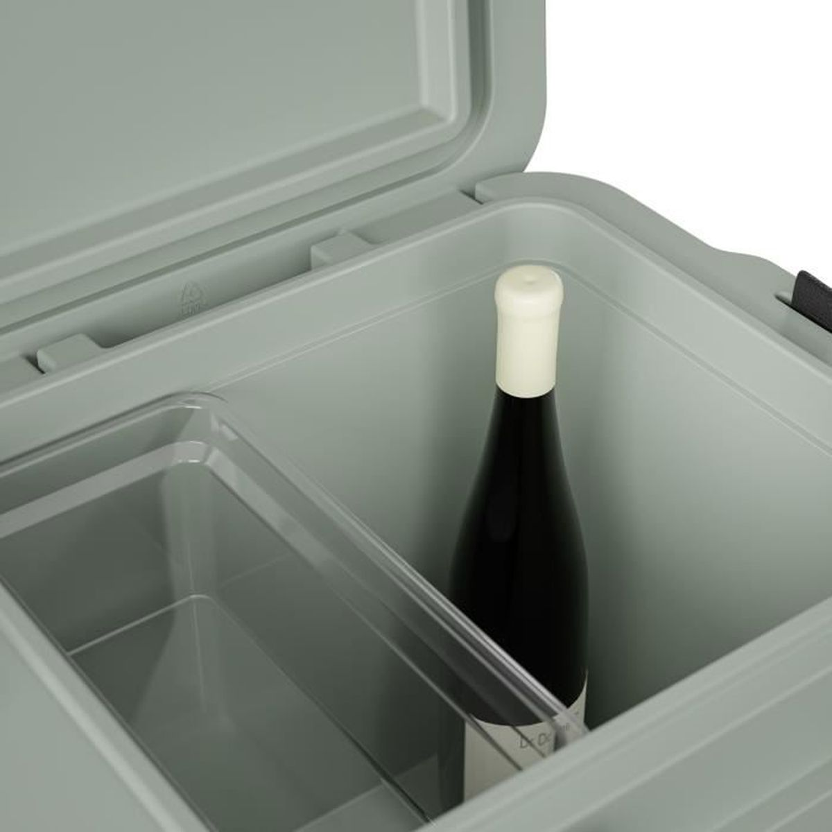 Een zwarte wijnfles met witte dop staat in een grijze koelbox naast een doorzichtig compartiment.