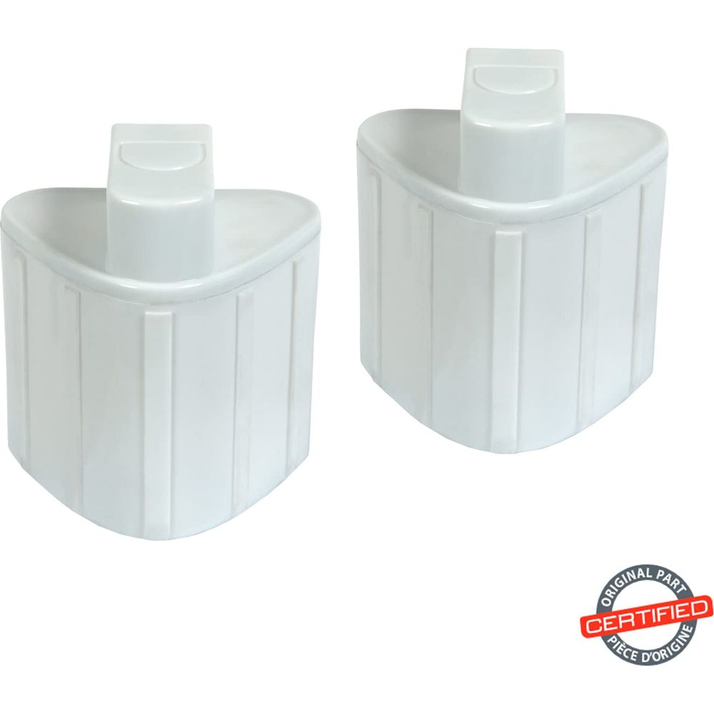 Dos filtros blancos triangulares con ranuras verticales y un asa.