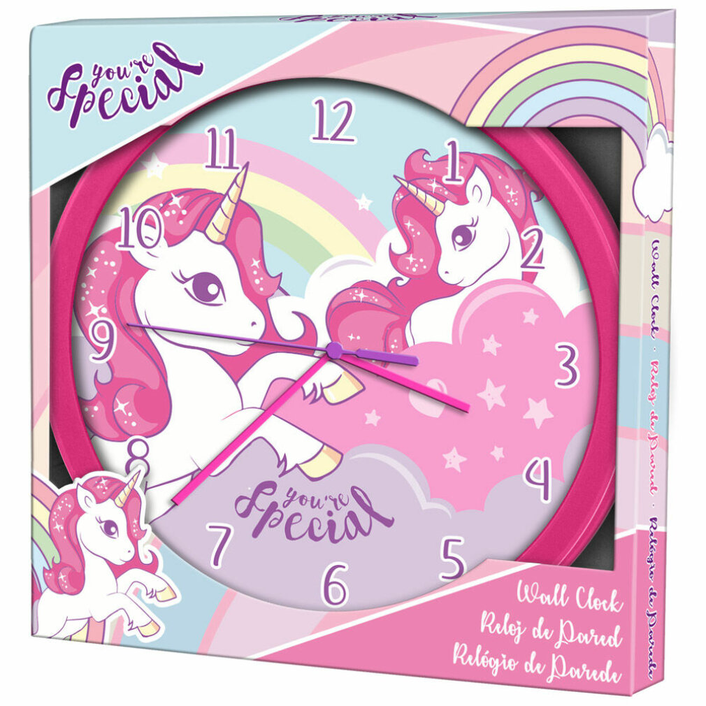 Eine Wanduhr mit Einhörnern und Regenbogen, die für Kinder dekoriert ist.