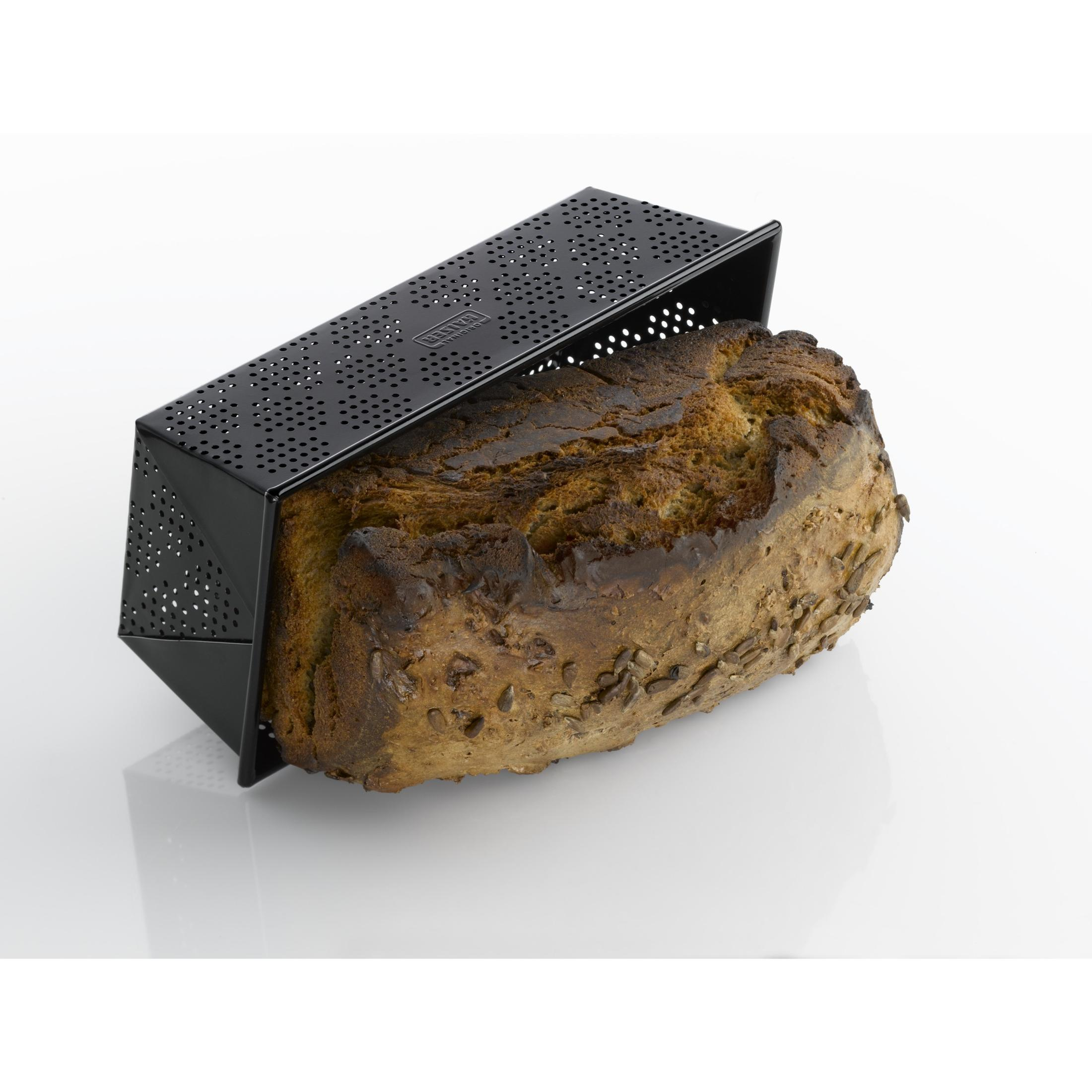 Ein Laib Brot mit Sonnenblumenkernen in einer perforierten Brotbackform.