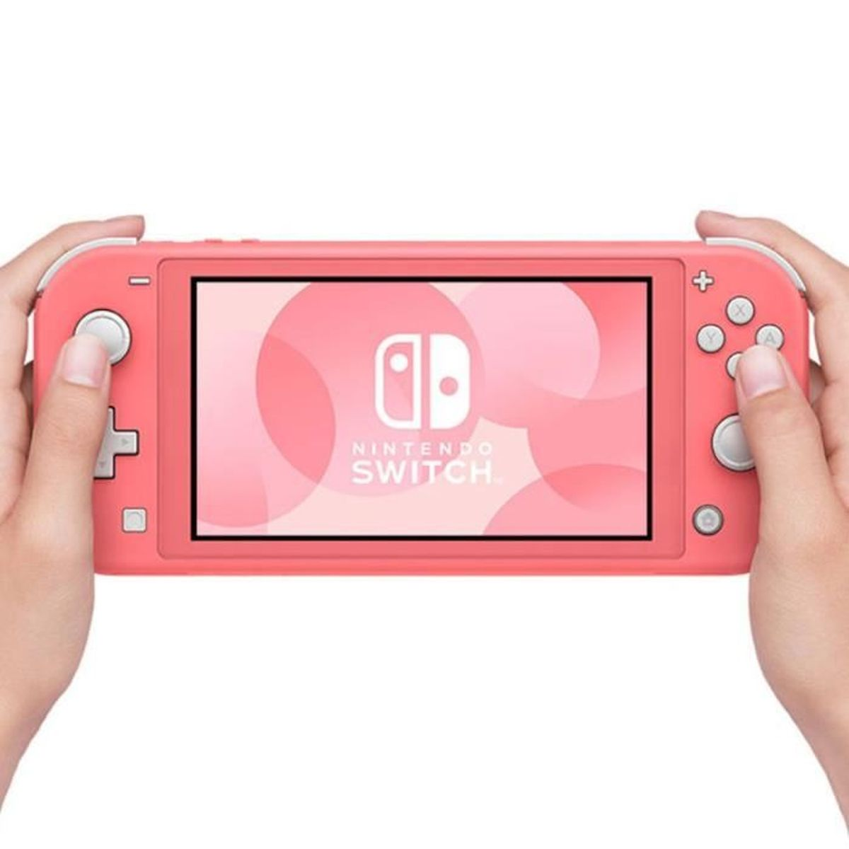 Koralowy Nintendo Switch Lite trzymany przez dwie ręce, ekran wyświetla logo Nintendo Switch.