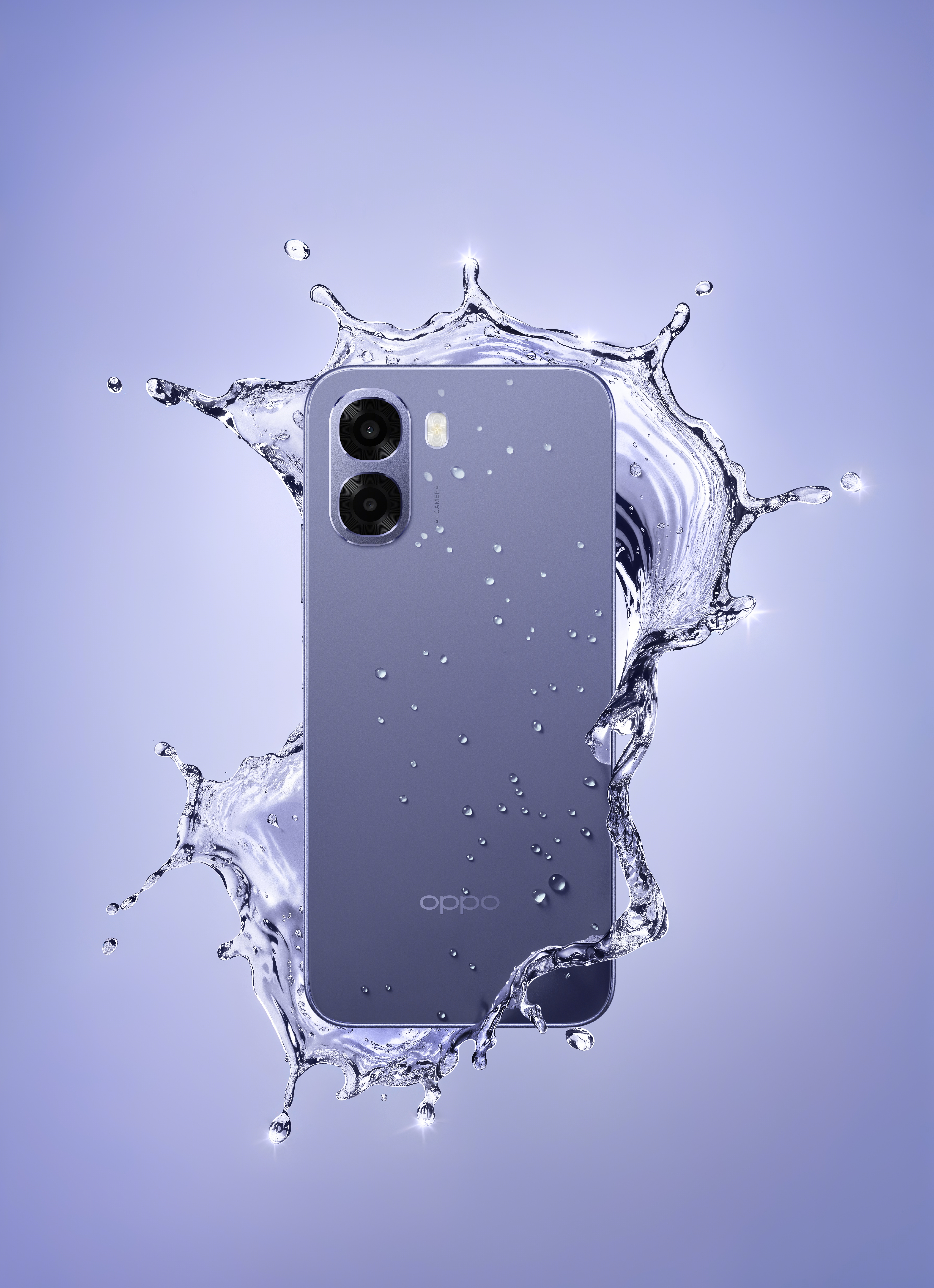 Een paarse OPPO telefoon omringd door waterspetters, met druppels op het scherm.