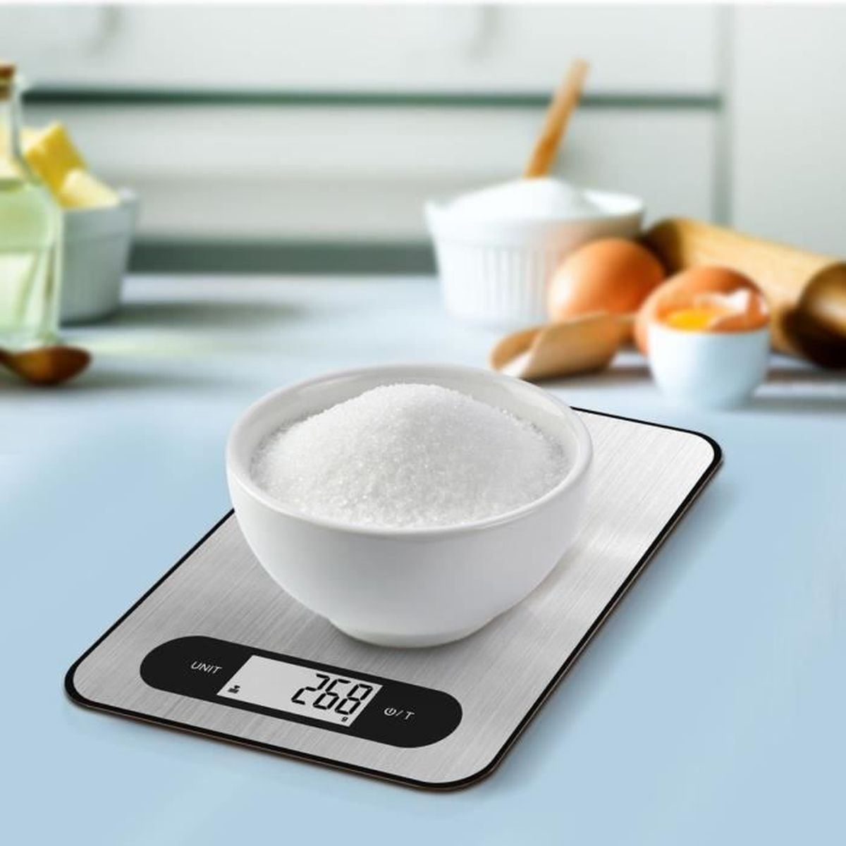 Eine Waage zeigt 268g Zucker in einer Schüssel an. Zutaten für Backen.