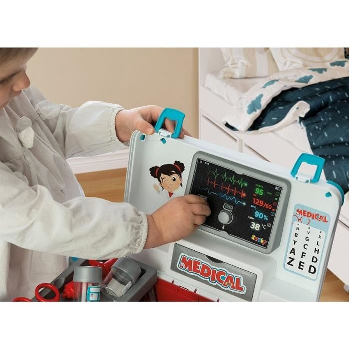 Un niño juega con un set médico de juguete con monitor y estetoscopio.