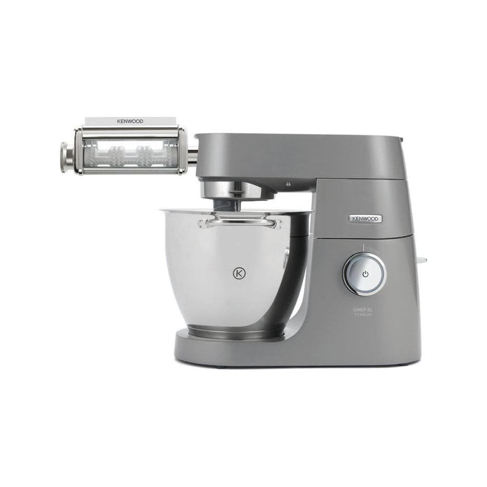 Szara maszyna kuchenna Kenwood z wałkownicą do makaronu, na białym tle.