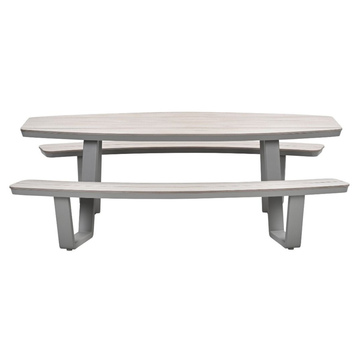 Een ovale tafel met twee banken, van licht hout en grijze poten.