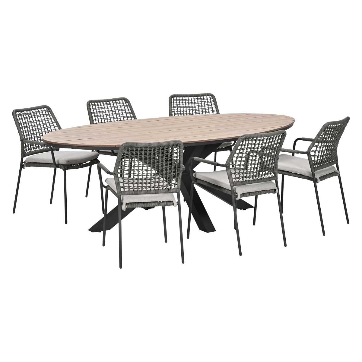 Een ovale houten tafel met zes grijze rotan stoelen met lichtgrijze kussens.