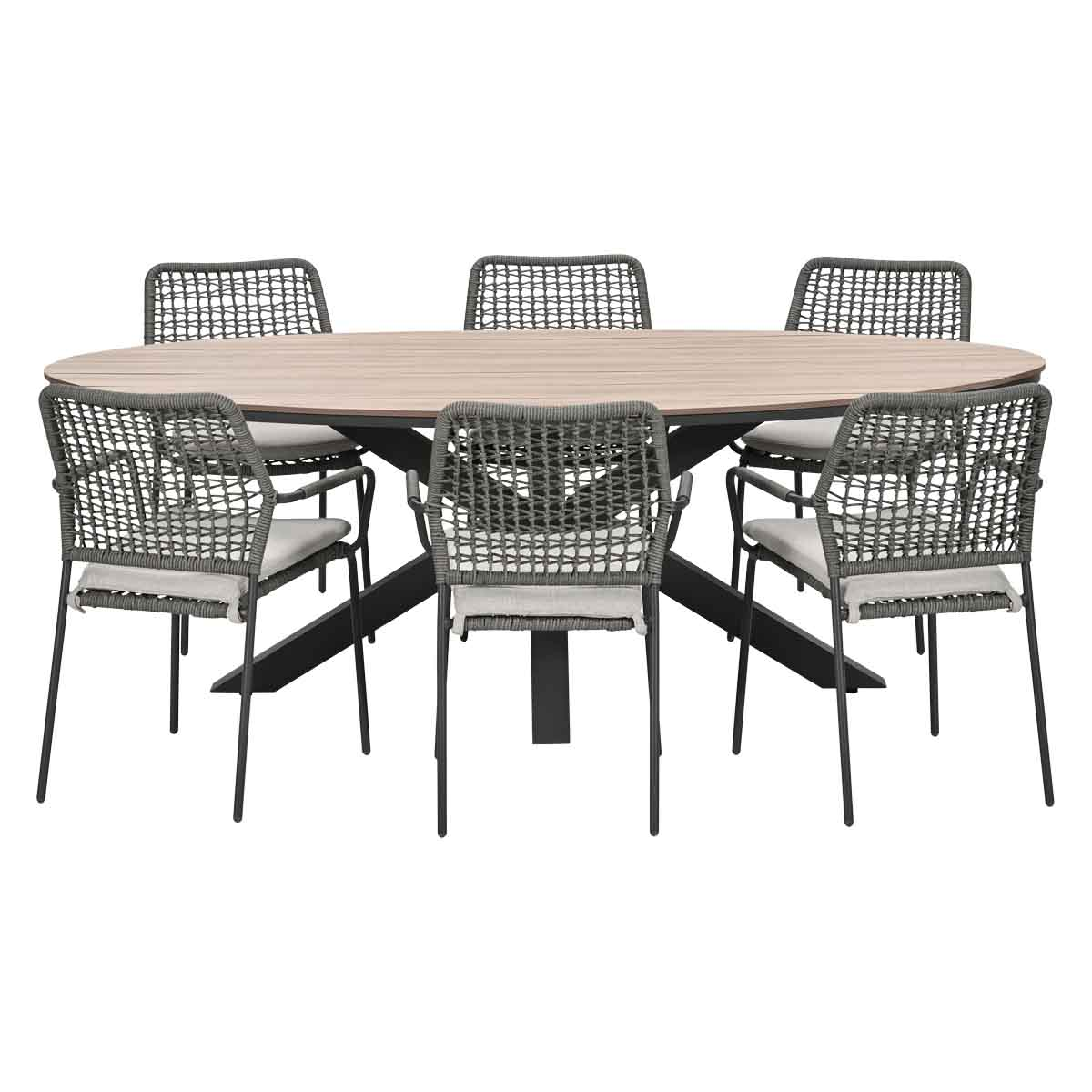 Een ovale houten tafel met zes grijze rotan stoelen en lichte kussens.