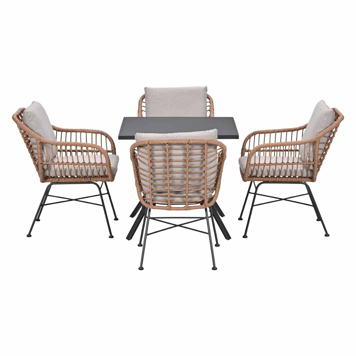 Bruine rotan stoelen met lichtgrijze kussens rond een zwarte tafel op metalen poten.