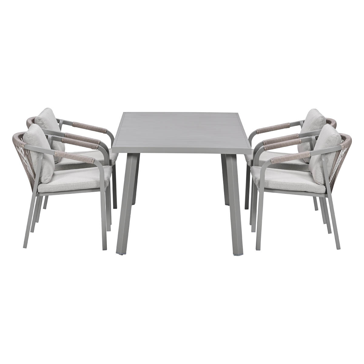 Grijze tafel met vier stoelen, lichtgrijze kussens en gevlochten armleuningen.