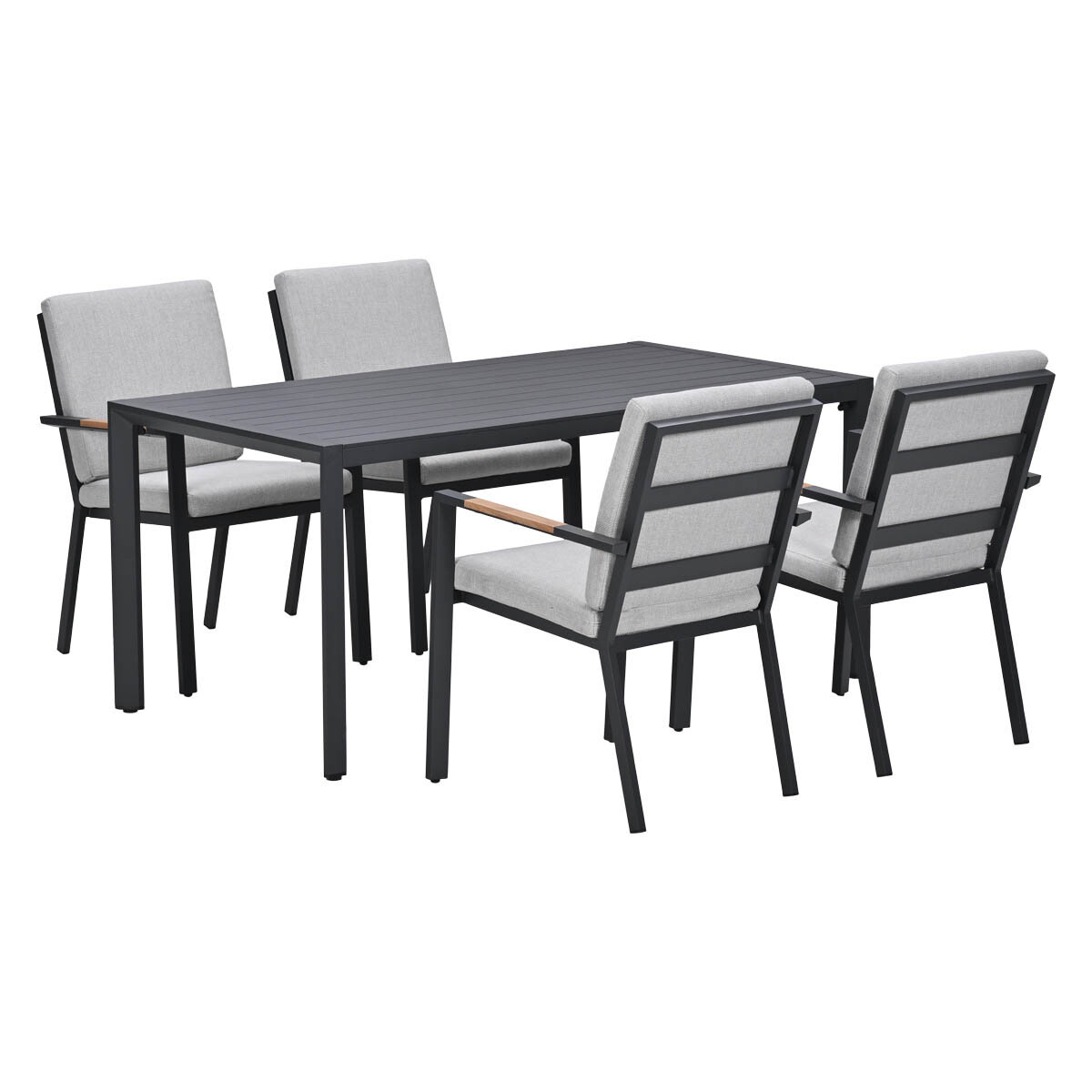 Een donkere tafel met vier lichtgrijze stoelen met armleuningen.