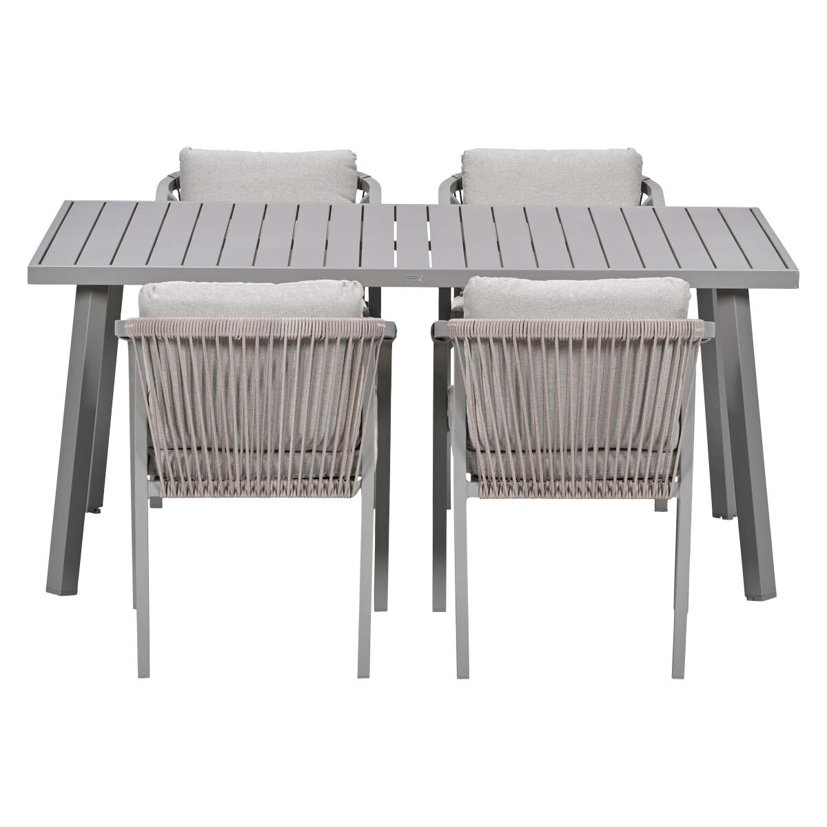 Grijze tafel met vier stoelen met gevlochten zittingen en lichtgrijze kussens.