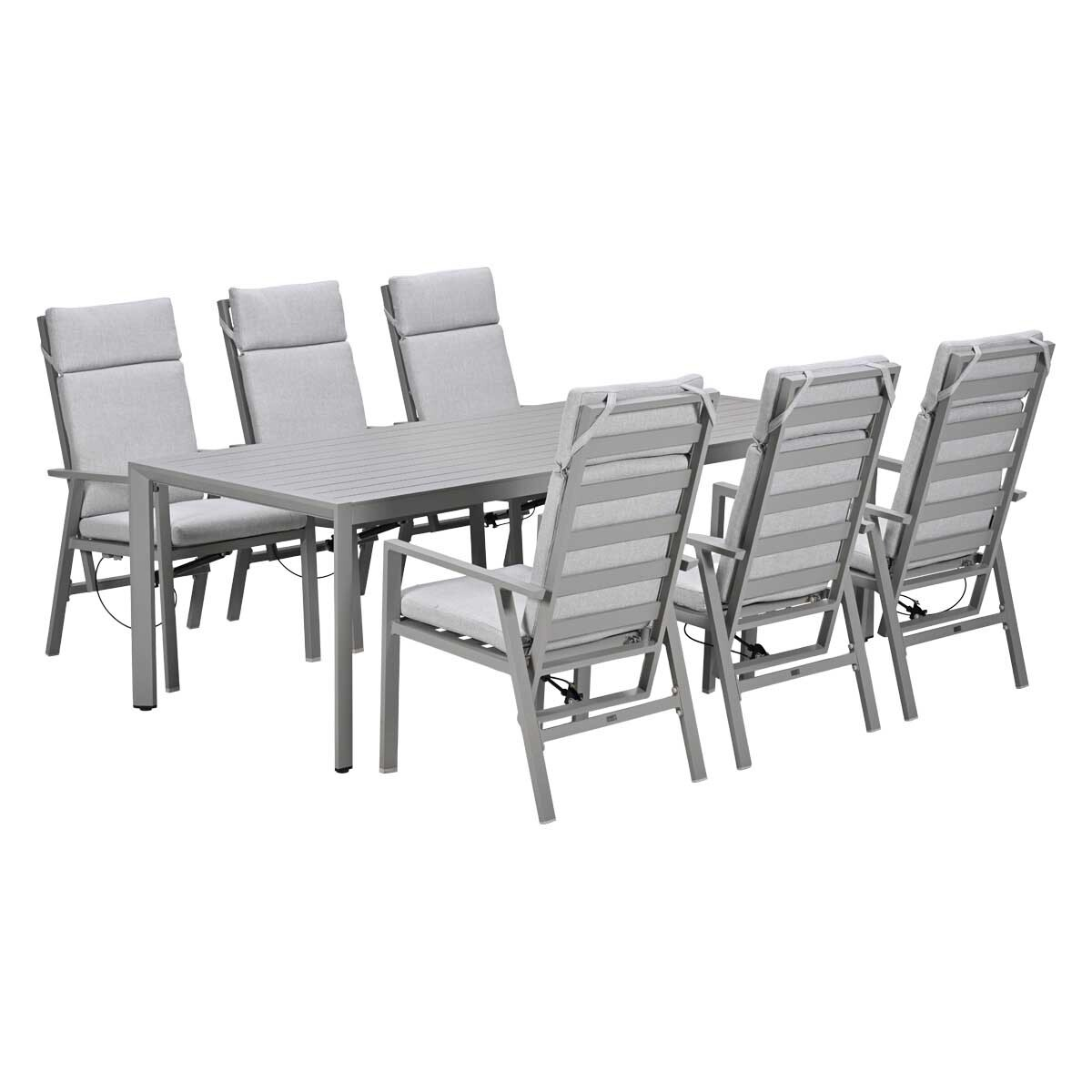 Grijze eettafel met zes stoelen, allemaal met lichtgrijze kussens.