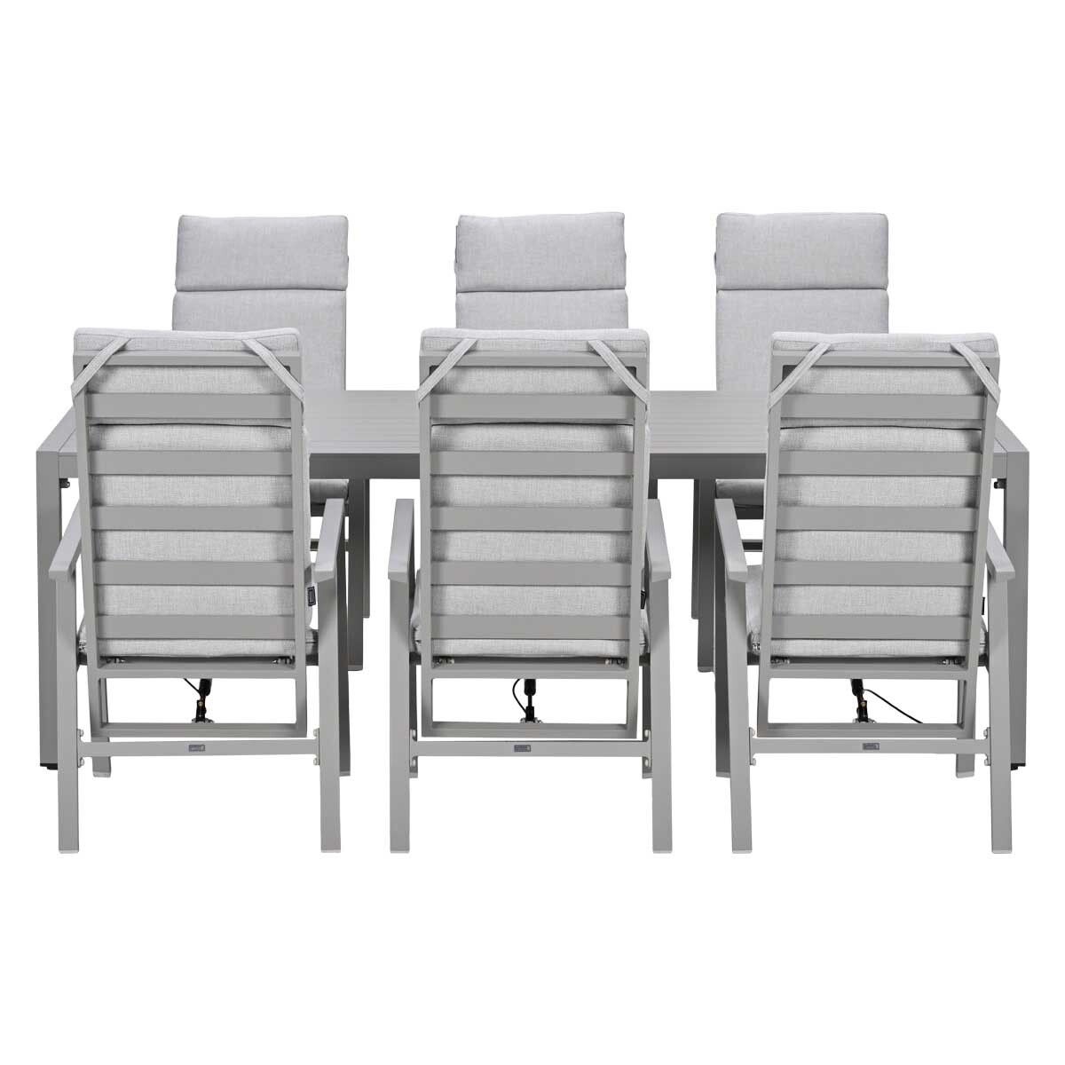 Grijze tuinset: tafel met vier stoelen, van achteren gezien.