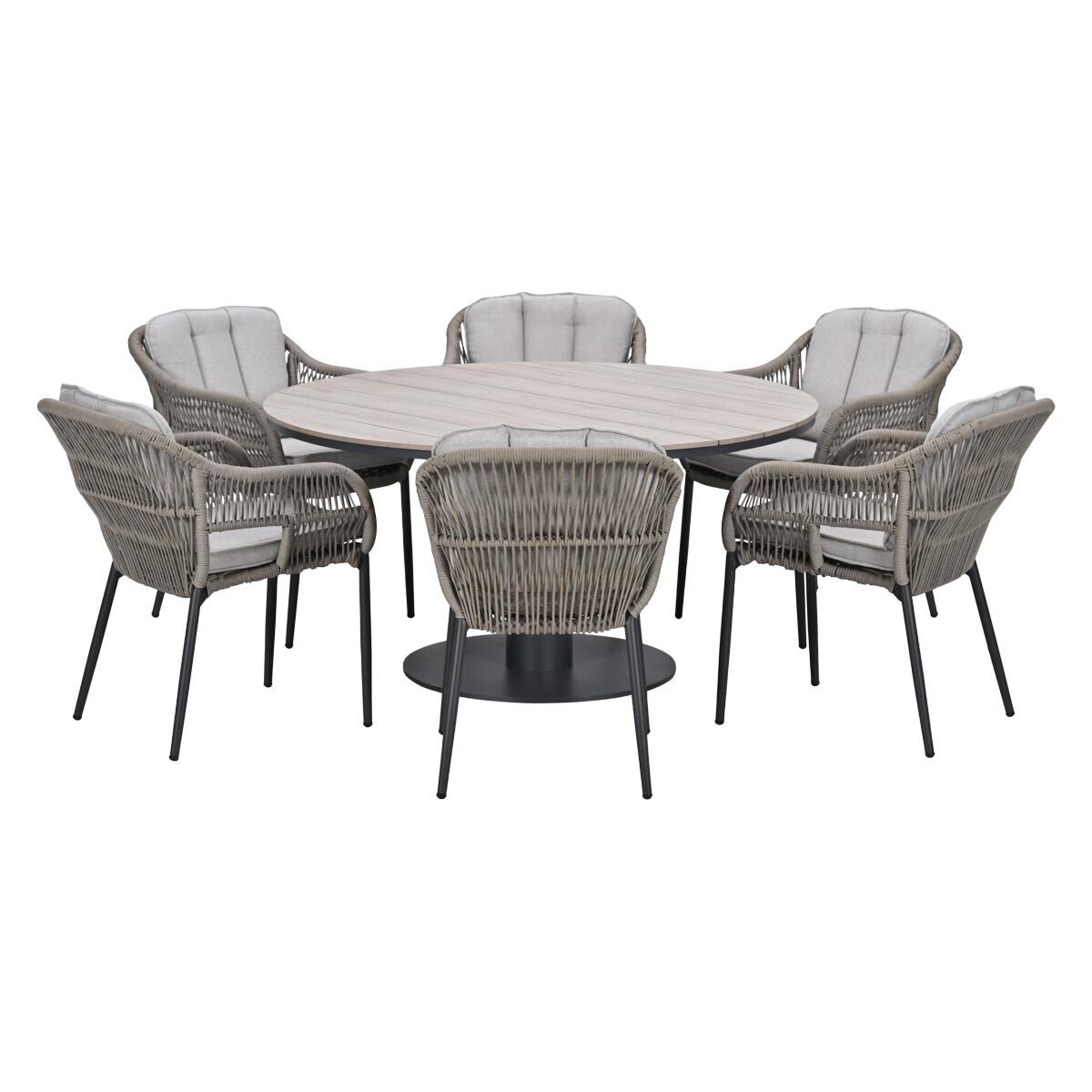 Een ronde buitenset met zes grijze gevlochten stoelen en een licht houtlook tafel.