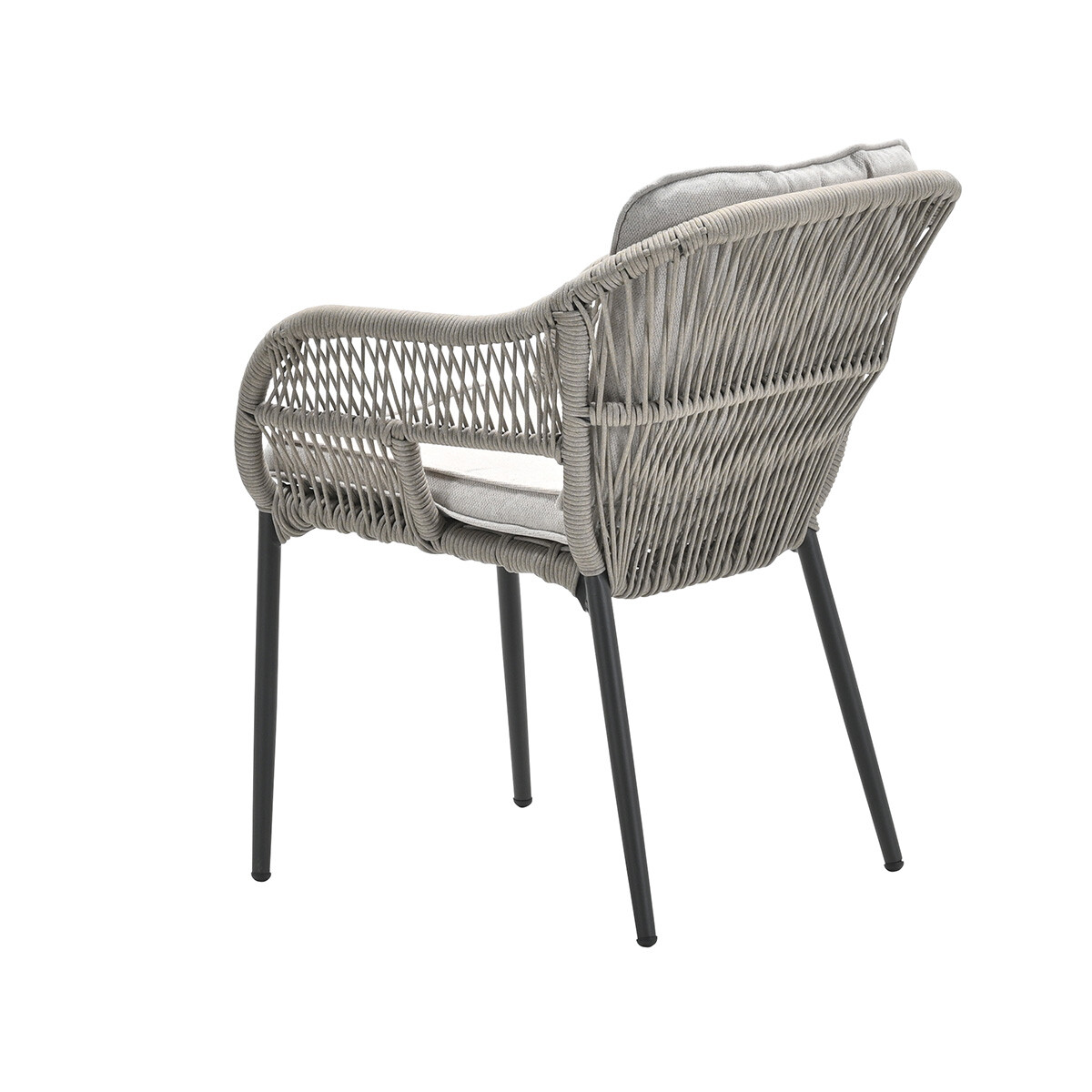 Een grijze gevlochten fauteuil met zwarte metalen poten en lichtgrijze kussens.