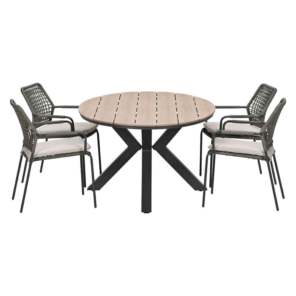 Een ronde houten tafel met vier grijze stoelen en witte kussens.