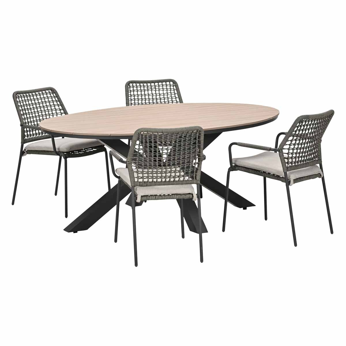 Ovale tafel met vier gevlochten stoelen met lichte kussens.