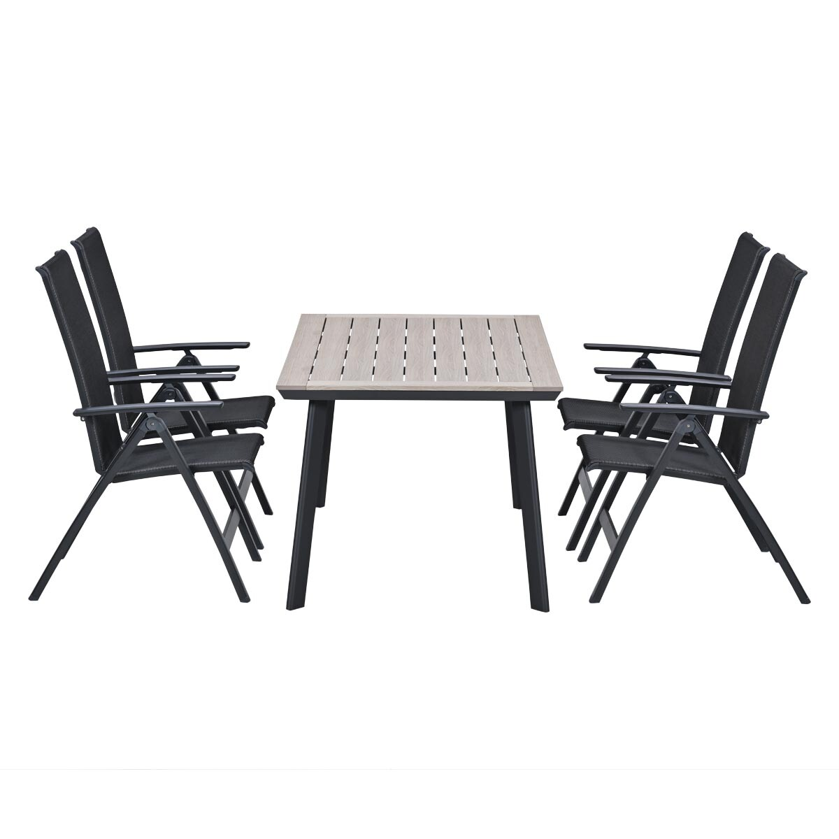 Een tafel met licht houten blad en zwarte poten en vier zwarte klapstoelen.