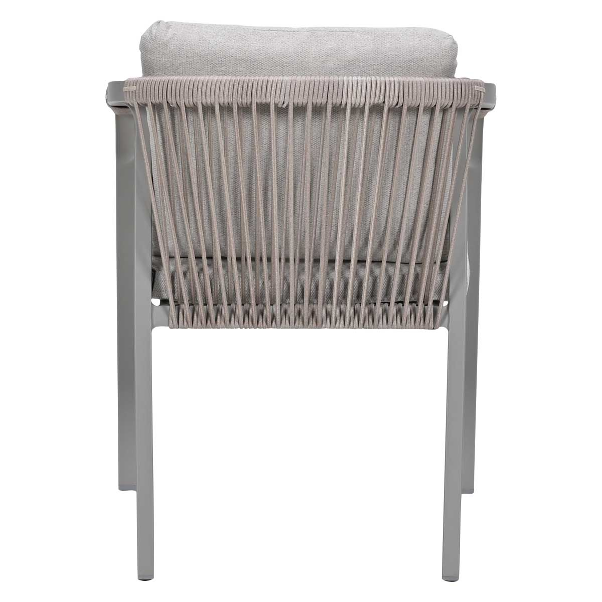 Grijze fauteuil met touwrugleuning en kussens op witte achtergrond.