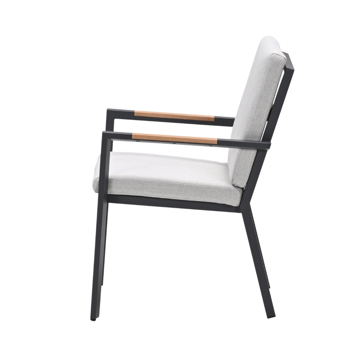 Een moderne stoel met een zwart metalen frame, lichtgrijze bekleding en houten armleuningen.