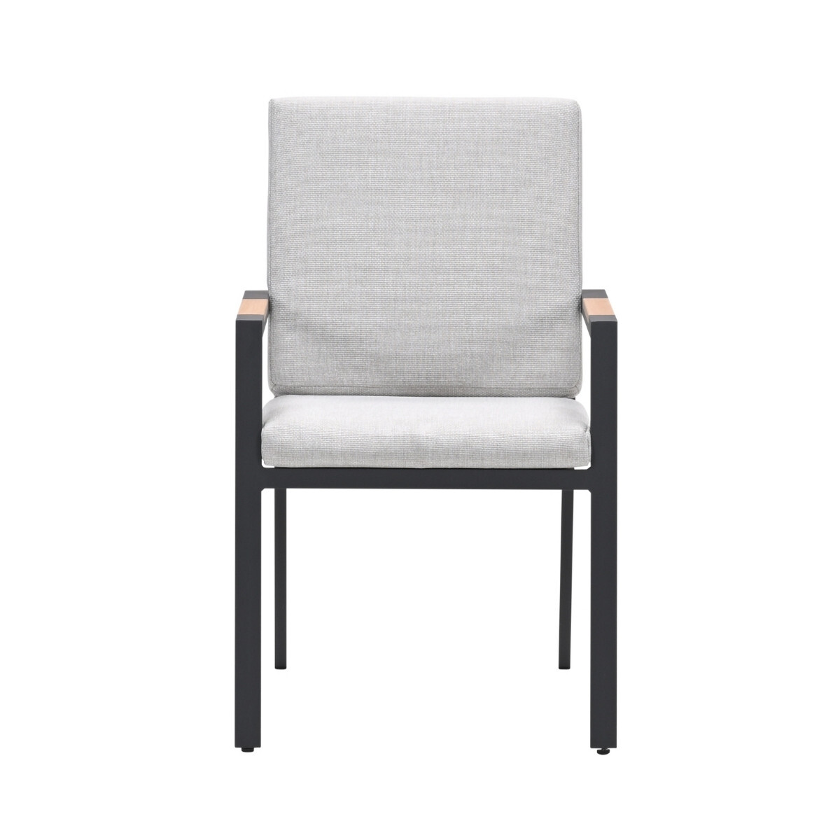 Een grijze fauteuil met zwarte metalen poten en houten armleuningen tegen witte achtergrond.
