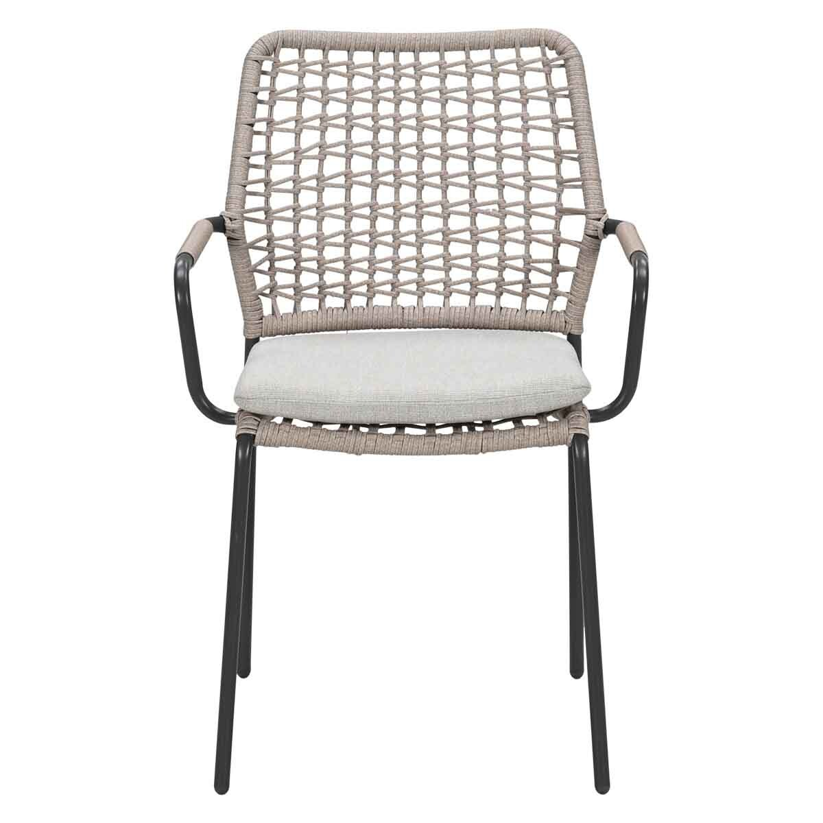 Een grijze gevlochten fauteuil met licht kussen en donkere metalen poten.