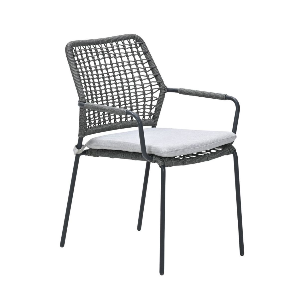 Een grijze gevlochten stoel met een metalen frame en een lichtgrijs zitkussen.