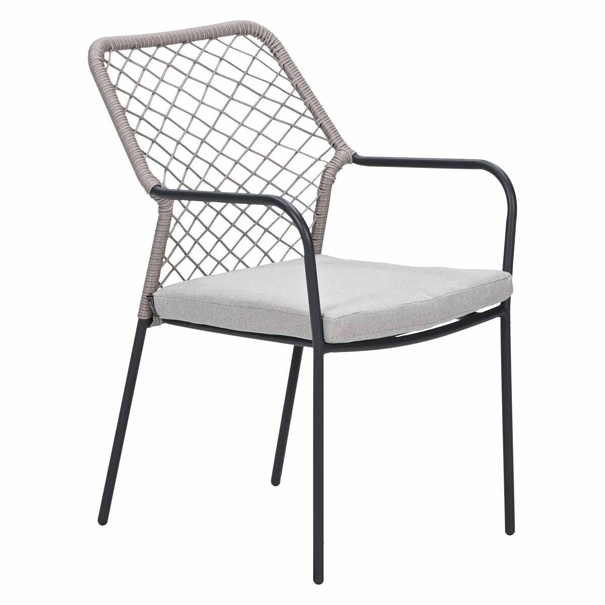 Een grijze stoel met een zwart metalen frame en een netrug.