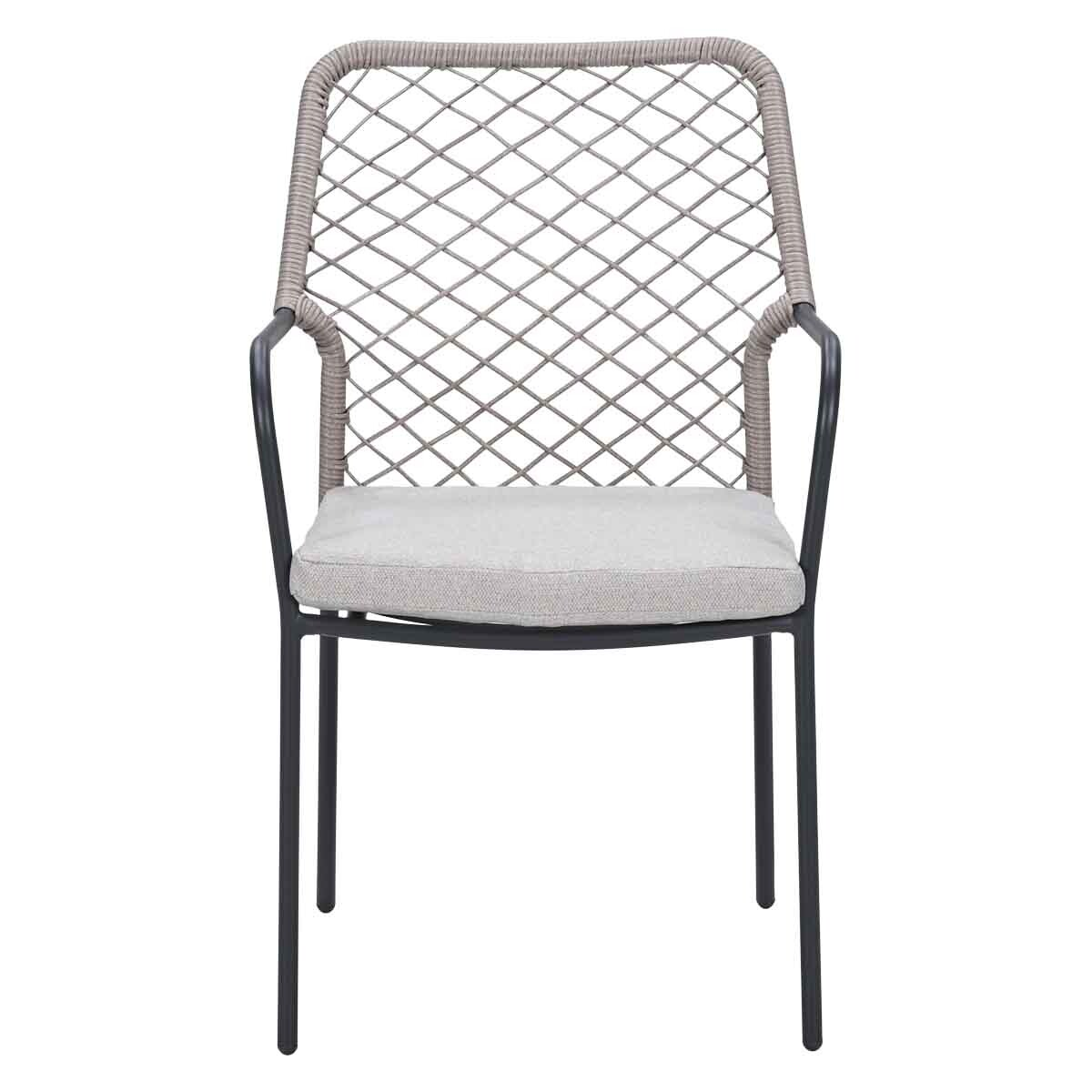 Een moderne stoel met zwart metalen frame en geweven rugleuning.