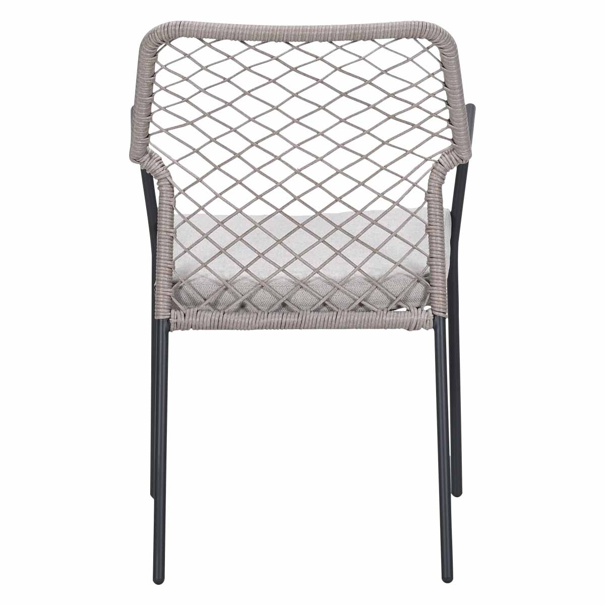 Een grijze stoel met een geweven rotan rugleuning en zitkussen.
