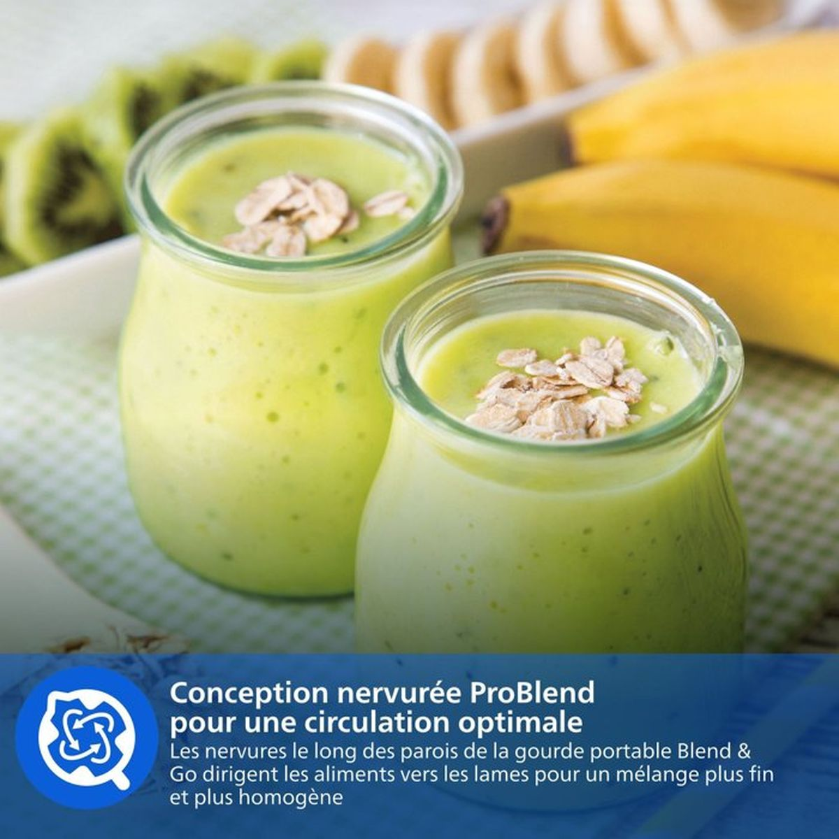 Zwei Gläser grüner Smoothie mit Haferflocken garniert, daneben Kiwi und Banane.