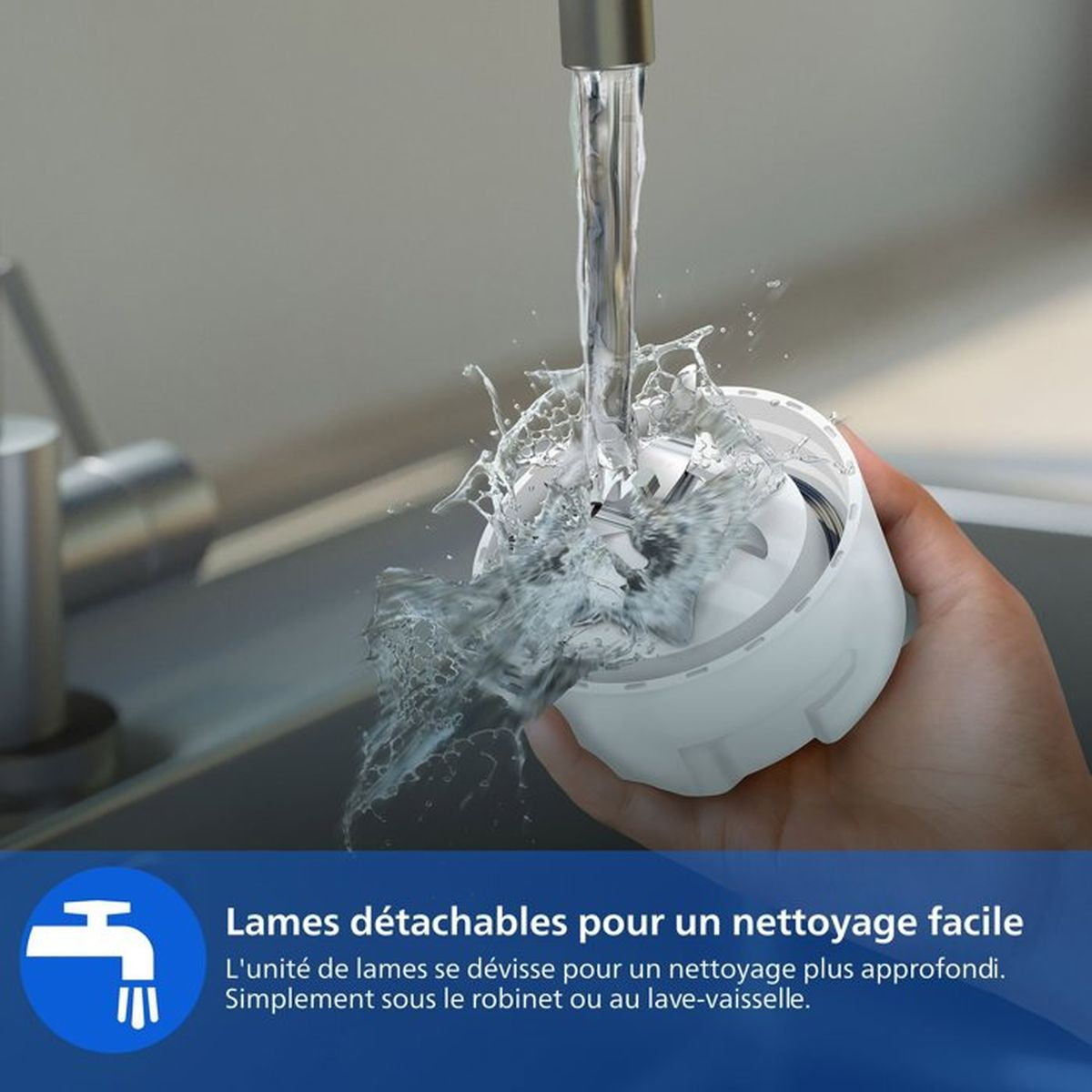 Ein weißer Aufsatz wird unter fließendem Wasser gehalten, um ihn zu reinigen.