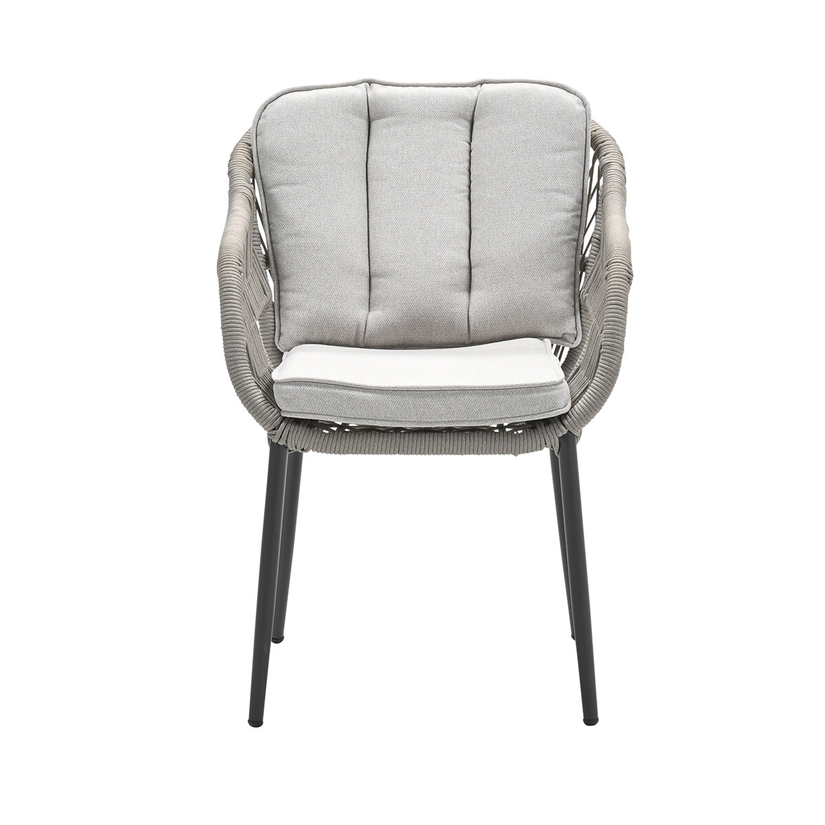 Een grijze fauteuil met kussens en een gevlochten frame op zwarte poten.