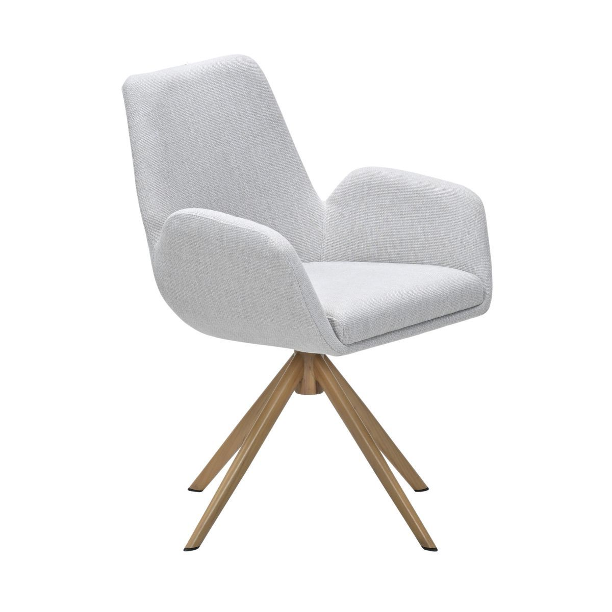 Een lichtgrijze gestoffeerde fauteuil met een houten stervoet.