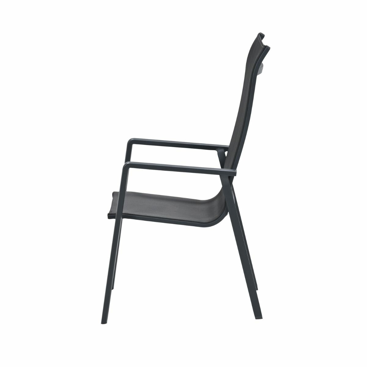 Een grijze stoel met armleuningen en zwart mesh-stof, van opzij gezien.