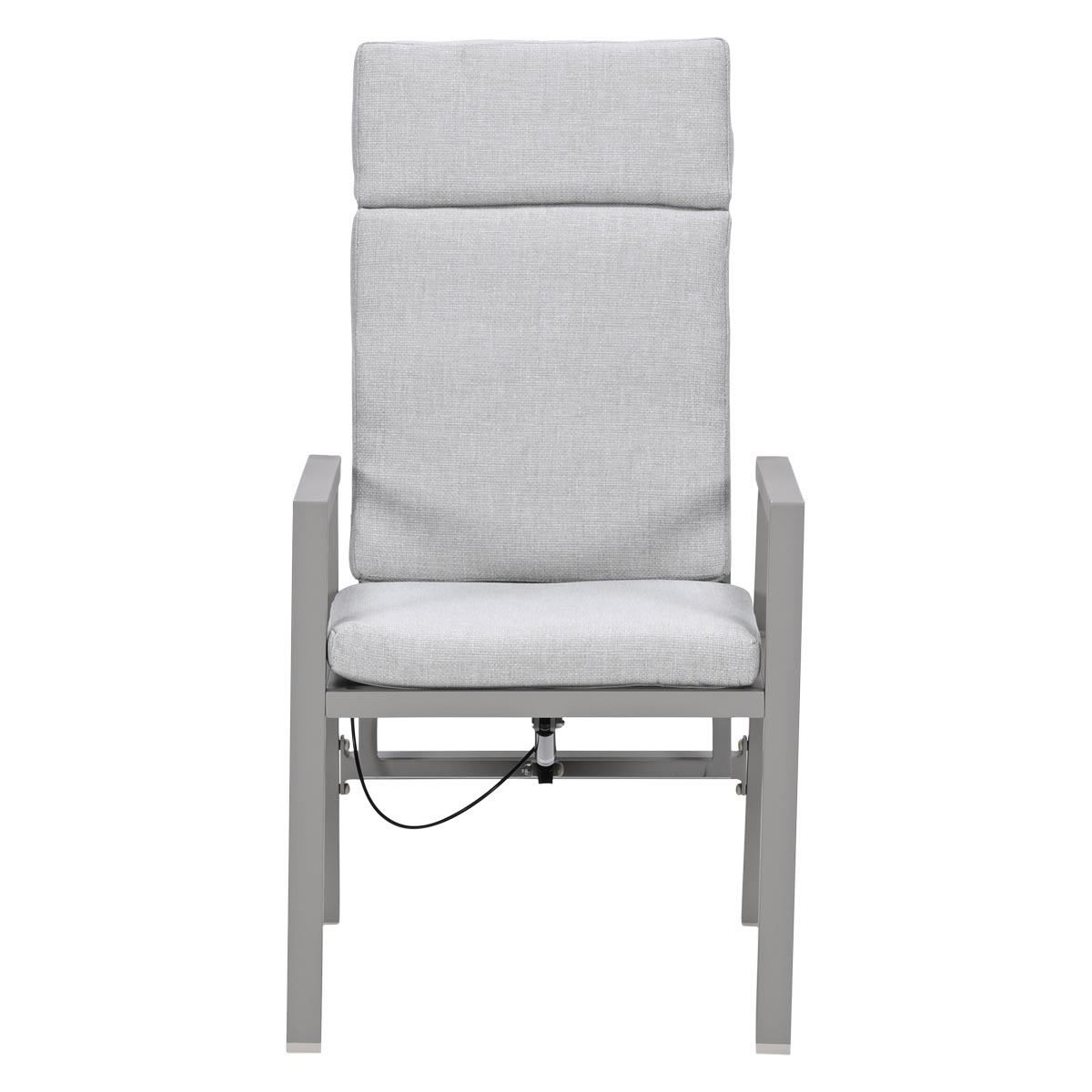 Grijze fauteuil met lichtgrijze kussens op witte achtergrond.
