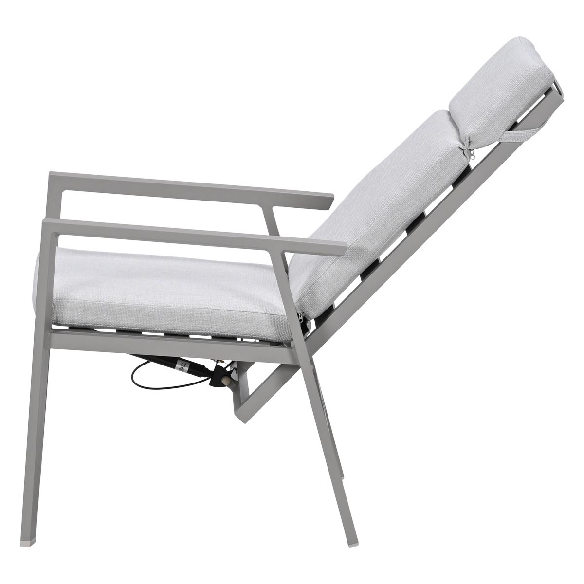 Een grijze fauteuil met lichtgrijze kussens, geïsoleerd op wit.