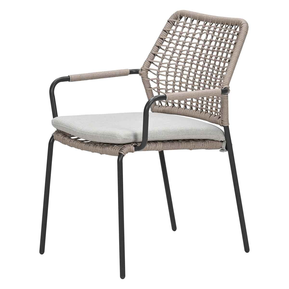 Een moderne fauteuil met een grijs kussen en een gevlochten rugleuning.