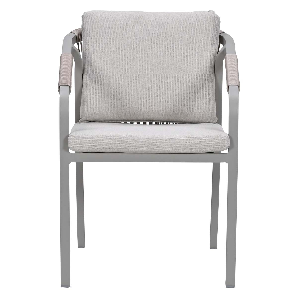 Een grijze fauteuil met lichtgrijze kussens en touwaccenten op de armleuningen.