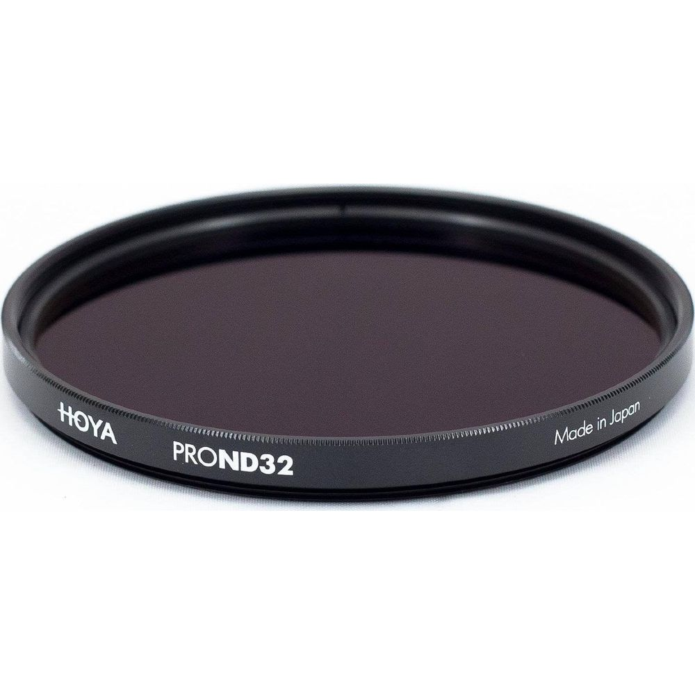 Ein schwarzer Hoya PROND32-Filter mit dunklem Glas auf weißem Hintergrund.