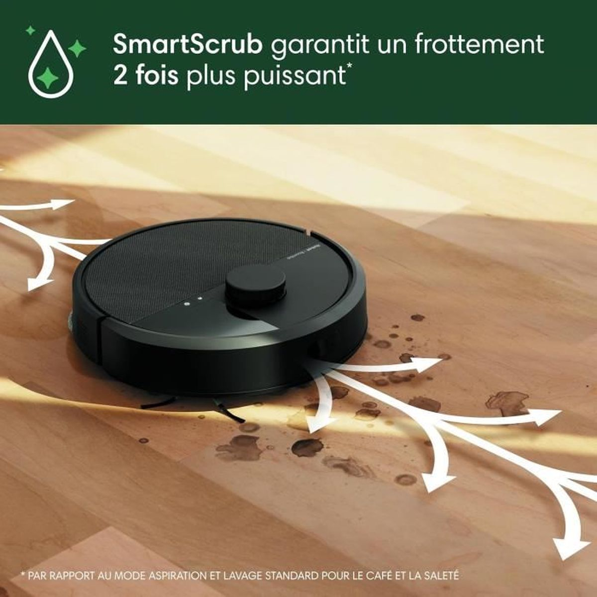 Un robot aspirador negro limpia café derramado de un suelo de madera.