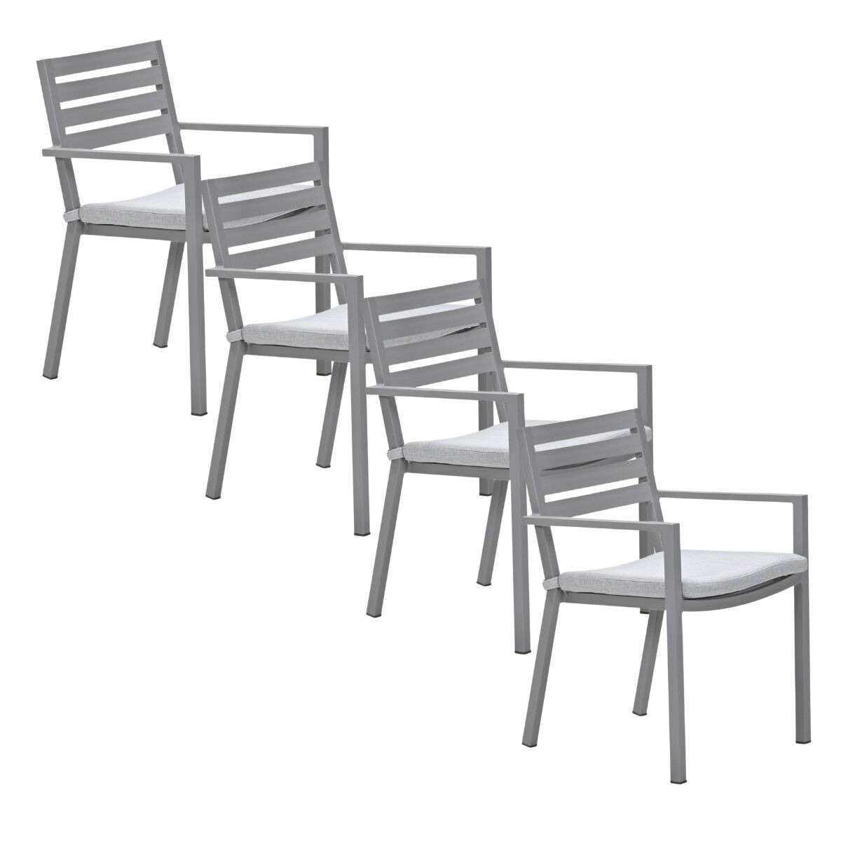 Vier grijze stoelen met armleuningen en lichtgrijze kussens, diagonaal opgesteld.