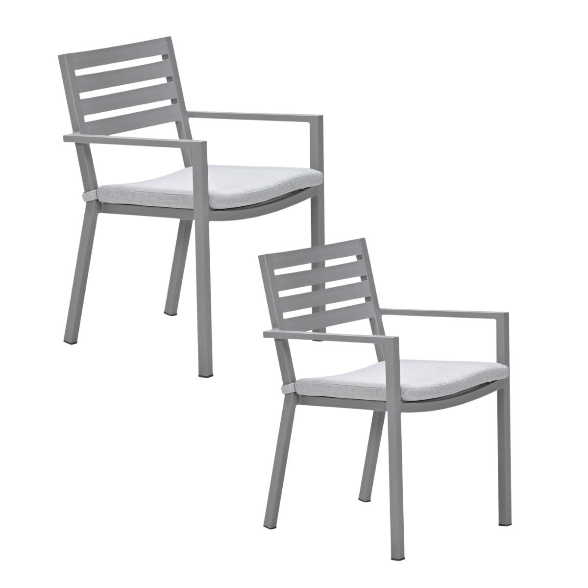 Twee grijze stoelen met kussens op witte achtergrond.