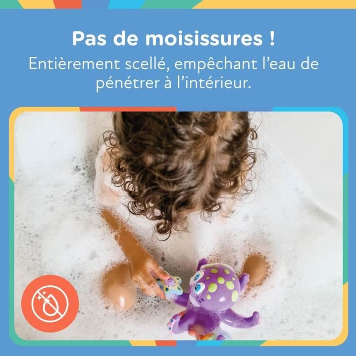 Kind spielt mit lila Oktopus-Spielzeug in der Badewanne mit Schaum.