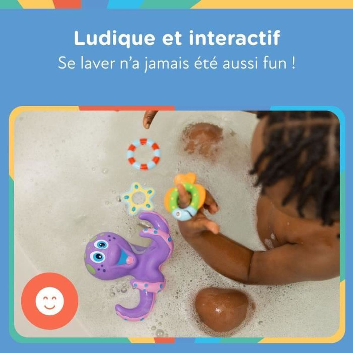 Ein Kind spielt mit Badespielzeug im Schaumbad, darunter ein lila Oktopus.