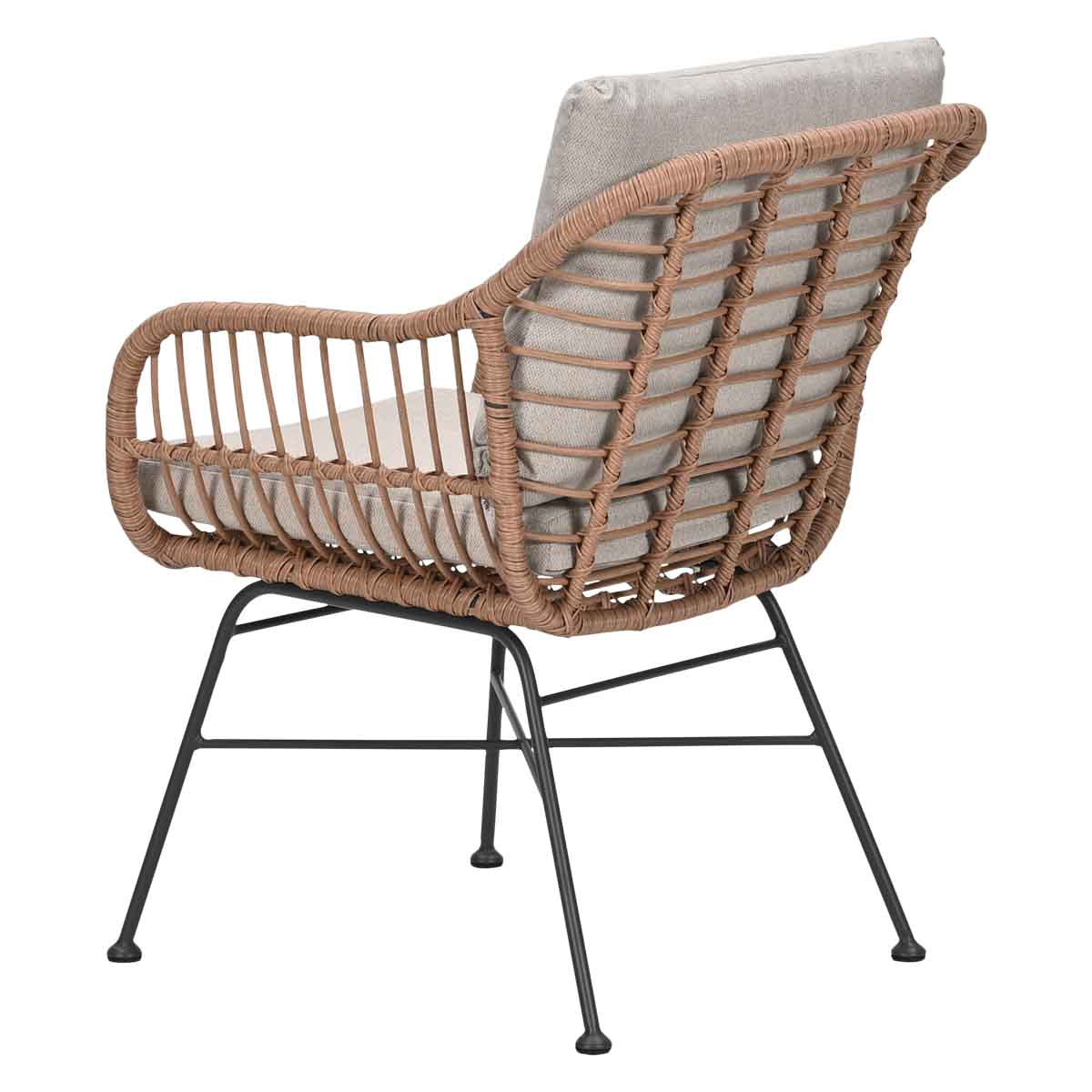 Een bruine rotan fauteuil met grijze kussens en zwarte metalen poten.