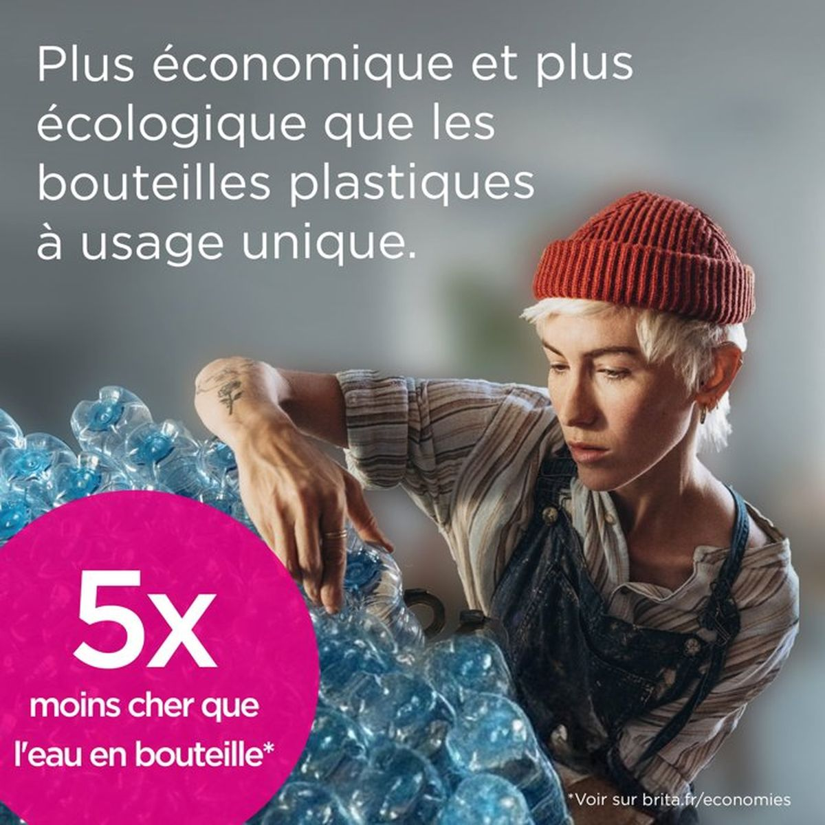 Osoba w czerwonej czapce sortuje plastikowe butelki. Tekst: 5x taniej.