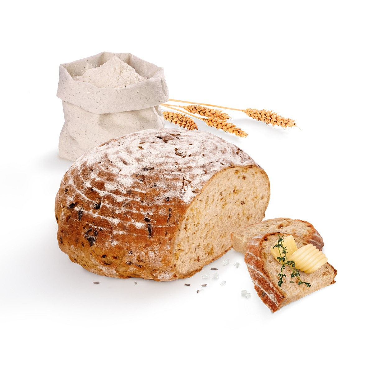 Ein Laib Brot mit zwei Scheiben, Butter, Kräutern, Mehl und Weizenähren.