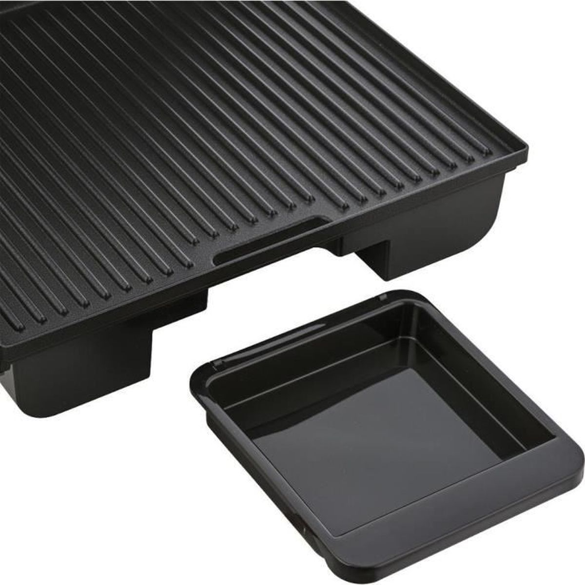 Eine schwarze Grillplatte mit Rillen und einer herausziehbaren Abtropfschale.